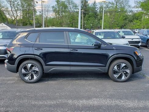 New 2026 Volkswagen Taos SE AWD/4WD image 2