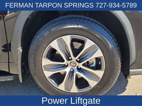 Used 2023 Toyota Highlander XLE image 12