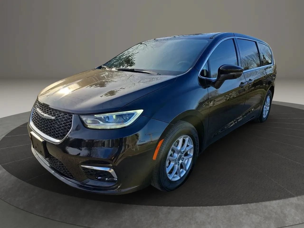 Used 2023 Chrysler Pacifica Touring-L FWD image 1