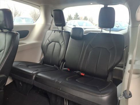 Used 2024 Chrysler Pacifica Touring-L image 29