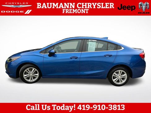Used 2017 Chevrolet Cruze LT FWD image 3