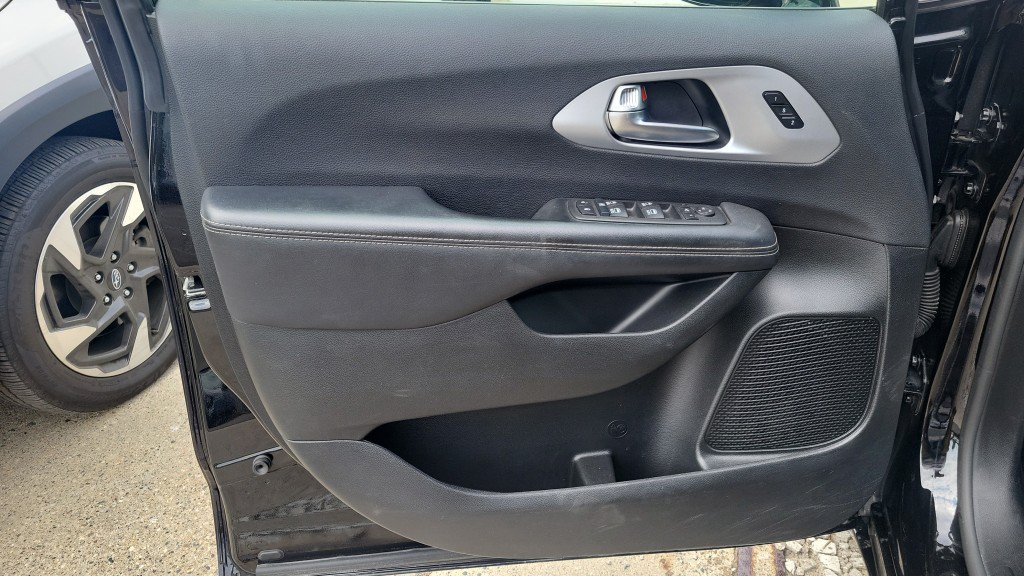 Used 2025 Chrysler Pacifica Select FWD image 13
