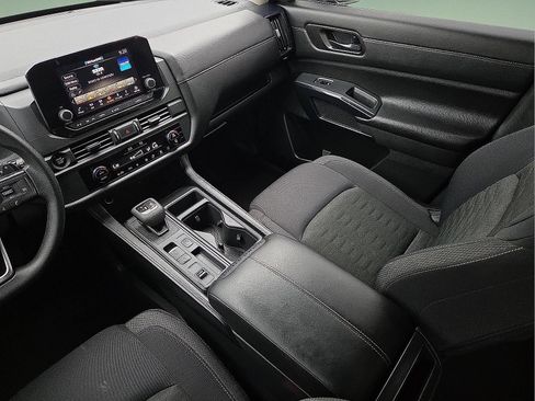 Used 2025 Nissan Pathfinder S FWD image 12