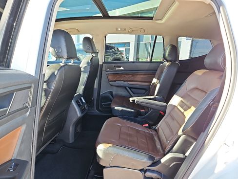 Used 2022 Volkswagen Atlas SEL Premium image 9