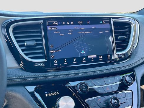 Certified 2024 Chrysler Pacifica Premium FWD image 13