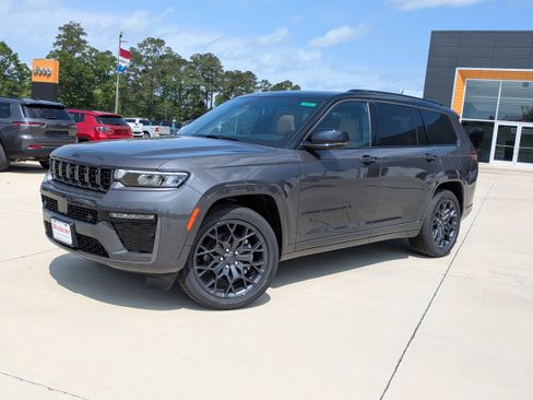 New 2026 Jeep Grand Cherokee L Summit w/ Obsidian Package AWD/4WD image 4