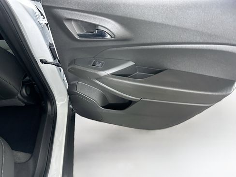 Used 2025 Chevrolet Trax LT w/ LT Convenience Package image 28