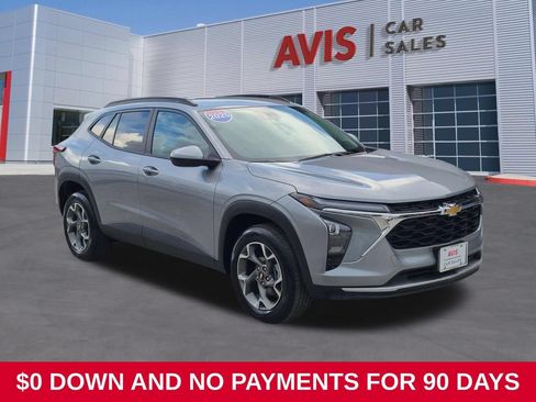 Used 2025 Chevrolet Trax LT w/ LT Convenience Package FWD image 3