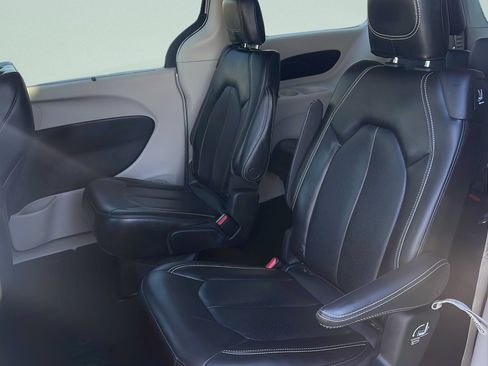 Used 2023 Chrysler Pacifica Touring-L FWD image 24