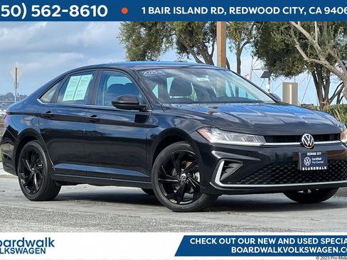 Certified 2025 Volkswagen Jetta SE image 1