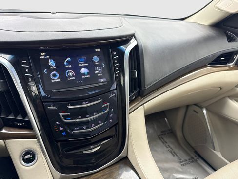 Used 2018 Cadillac Escalade Luxury RWD image 25