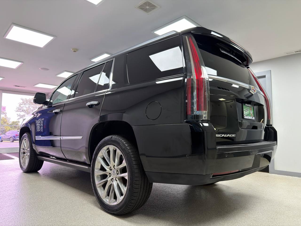 Used 2017 Cadillac Escalade Premium Luxury AWD/4WD image 5