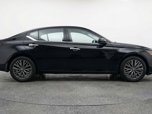 Used 2025 Nissan Altima 2.5 SV image 9