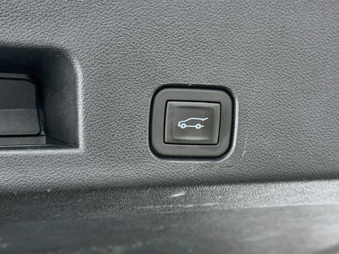 Used 2025 Chevrolet Traverse LT AWD/4WD image 32