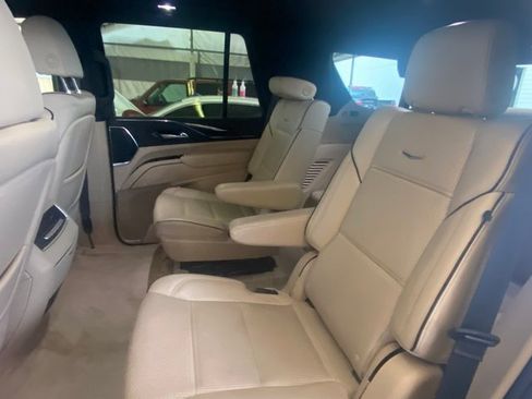 Used 2024 Cadillac Escalade Premium Luxury image 4