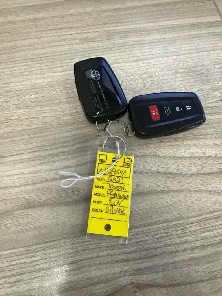 Used 2021 Toyota Highlander LE AWD/4WD image 14