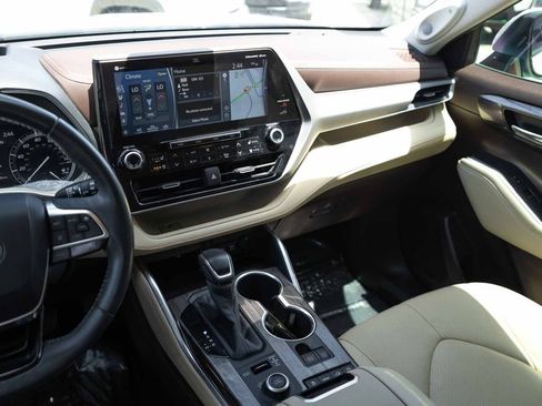 Used 2020 Toyota Highlander Platinum AWD/4WD image 19