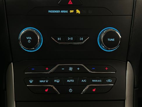 Used 2020 Ford Edge SEL w/ Cold Weather Package AWD/4WD image 9