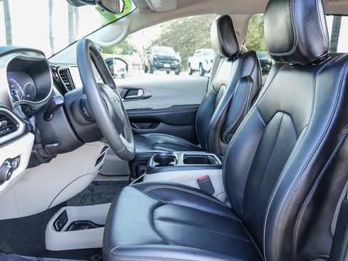 Used 2024 Chrysler Pacifica Touring-L image 17