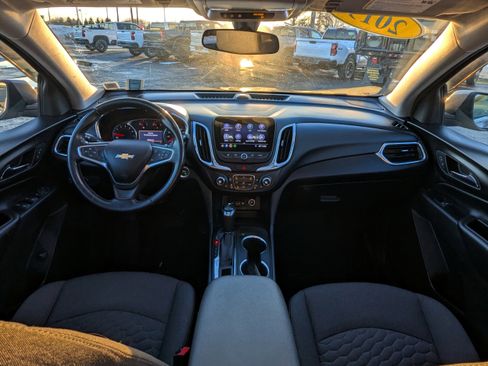 Used 2019 Chevrolet Equinox LT w/ Sun & Navigation Package image 9