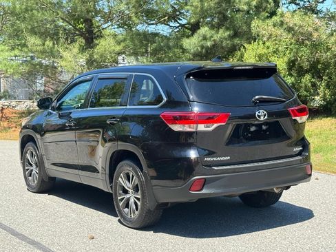 Used 2019 Toyota Highlander Plus AWD/4WD image 4