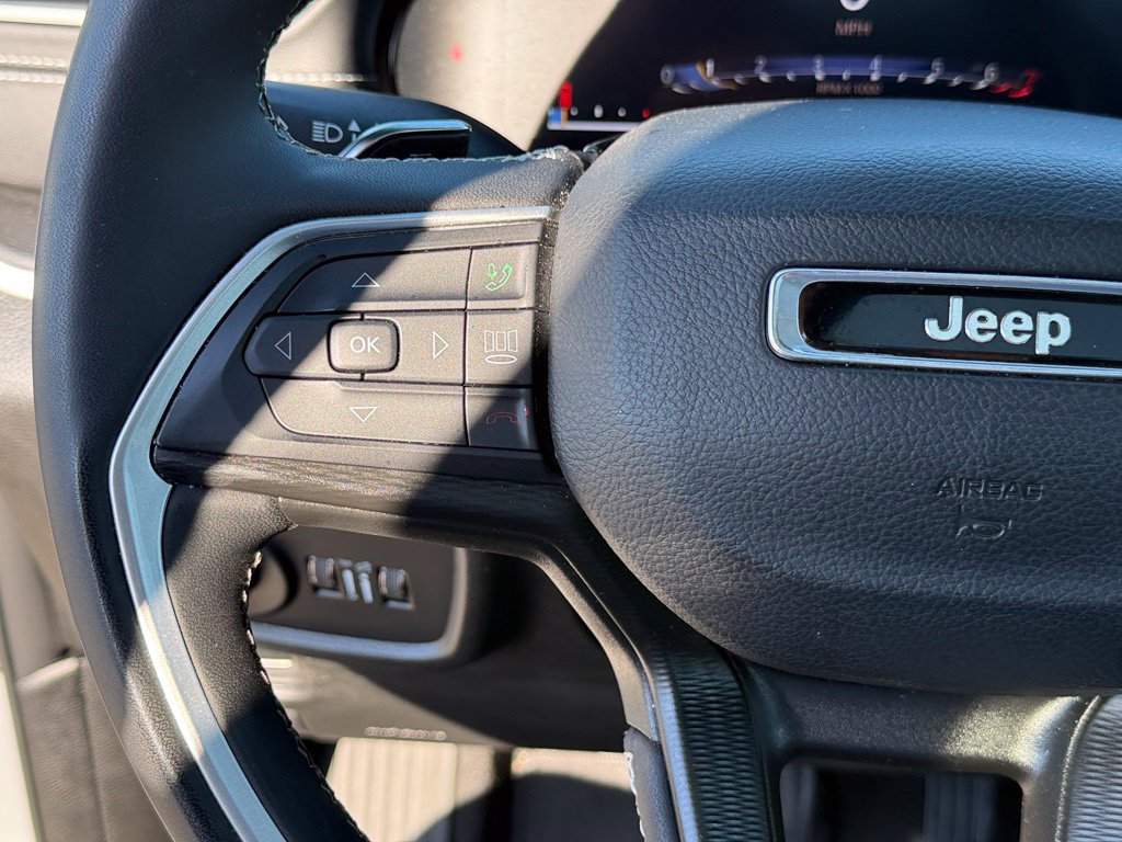 Used 2023 Jeep Grand Cherokee Altitude AWD/4WD image 15