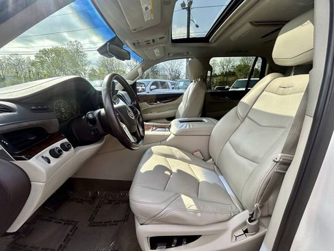 Used 2015 Cadillac Escalade Luxury AWD/4WD image 9