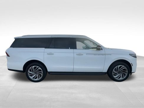 New 2026 Lincoln Navigator L Premier AWD/4WD image 9