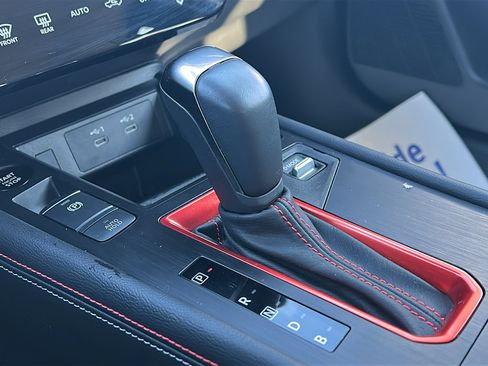 Certified 2025 Nissan Kicks SR image 32