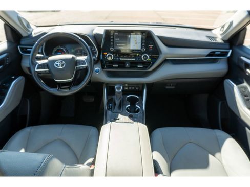 Used 2020 Toyota Highlander Limited image 21