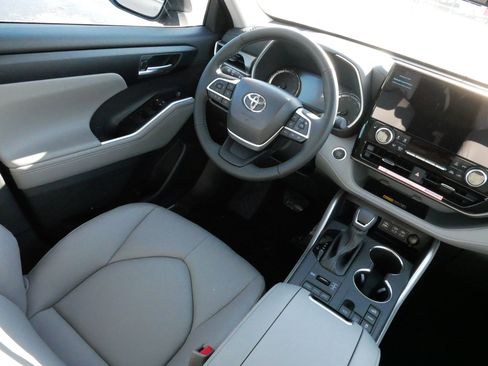 Certified 2026 Toyota Highlander XLE image 9