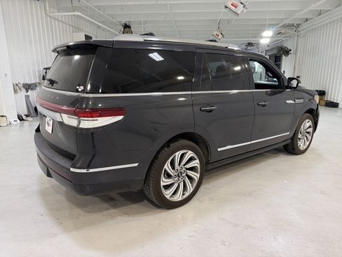 Used 2022 Lincoln Navigator 4WD image 5