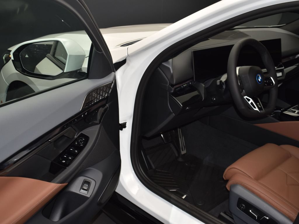 Used 2026 BMW 550e xDrive w/ Premium Package AWD/4WD image 11