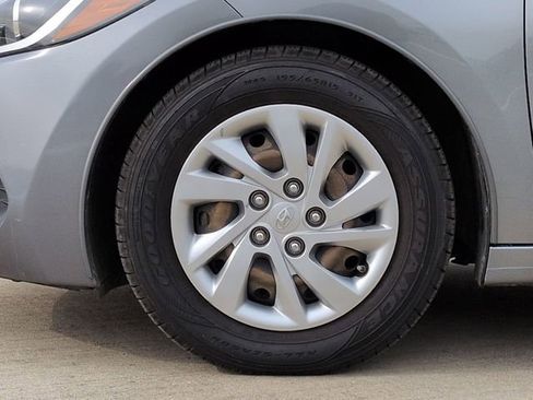 Used 2017 Hyundai Elantra SE w/ Cargo Package image 10