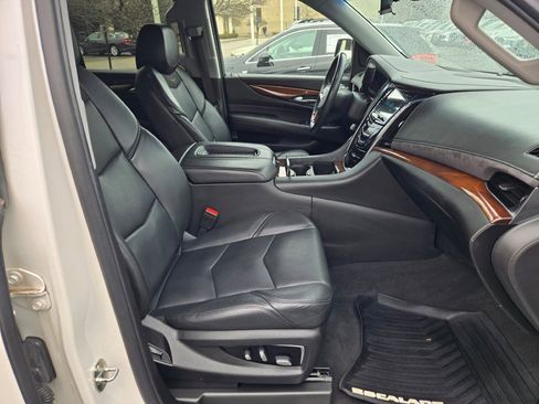 Used 2019 Cadillac Escalade Premium Luxury image 5