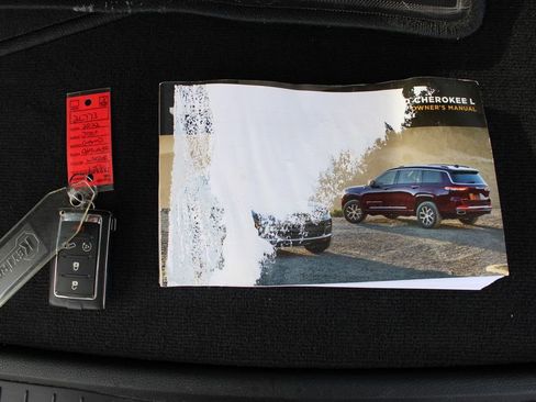 Used 2022 Jeep Grand Cherokee Limited image 30