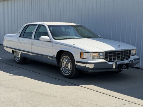Used 1996 Cadillac Fleetwood Brougham RWD image 2