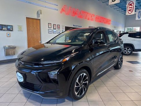 Used 2023 Chevrolet Bolt EUV Premier w/ Sun & Sound Package FWD image 8