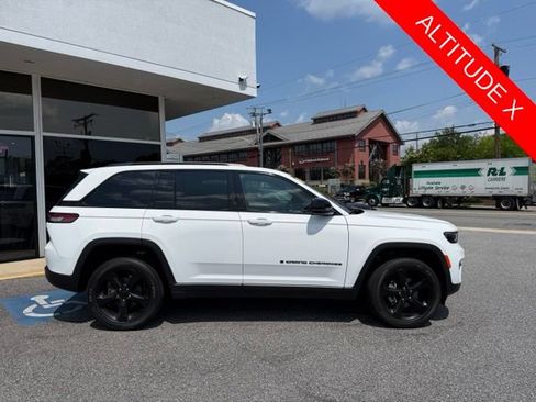 Used 2023 Jeep Grand Cherokee Altitude AWD/4WD image 4