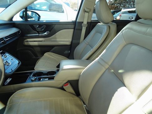 Used 2022 Lincoln Corsair AWD w/ Premium Package image 6