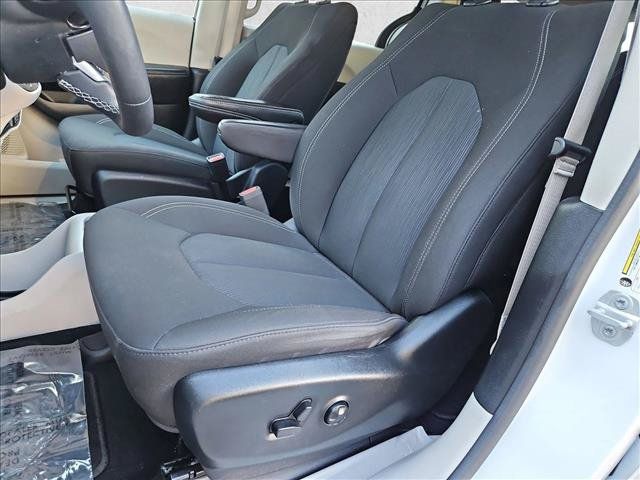 Used 2023 Chrysler Voyager LX FWD image 15