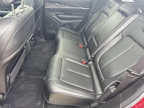 Used 2025 Jeep Grand Cherokee Limited AWD/4WD image 24