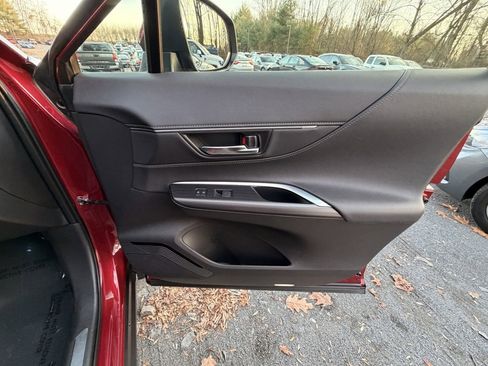 Used 2022 Toyota Venza XLE image 10