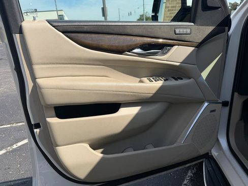 Used 2019 Cadillac Escalade Luxury AWD/4WD image 8