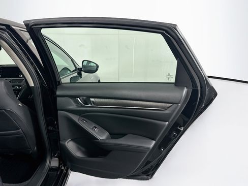 Used 2018 Honda Accord Touring image 31