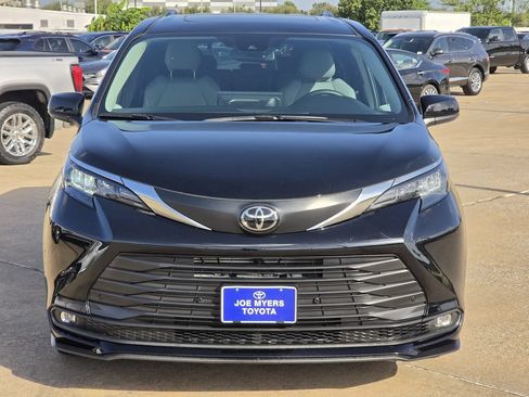 Used 2026 Toyota Sienna XLE FWD image 3