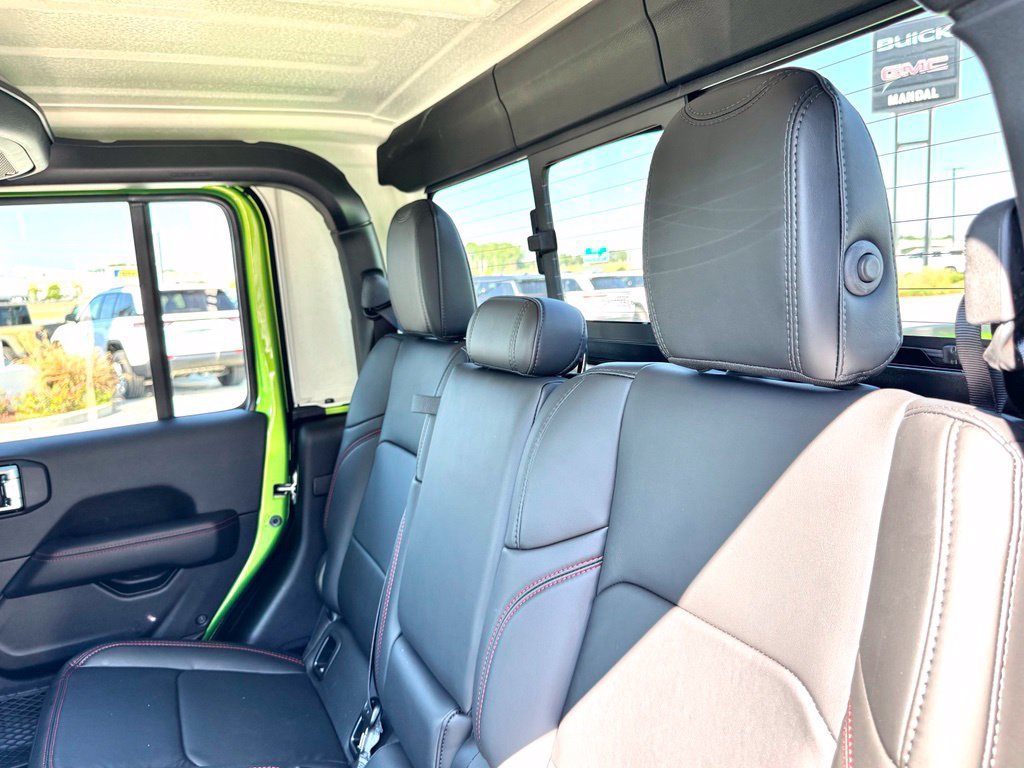 Used 2025 Jeep Gladiator Rubicon w/ Convenience Group AWD/4WD image 17