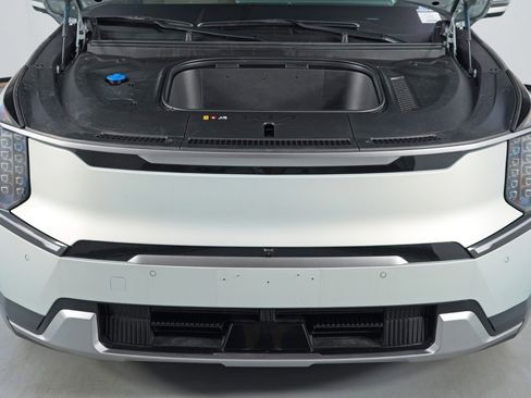 Used 2024 Kia EV9 Land image 8