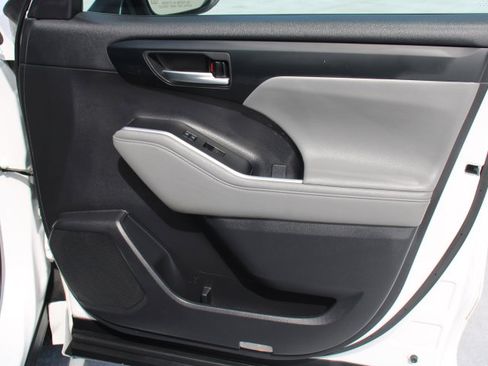 Used 2023 Toyota Highlander XLE FWD image 20