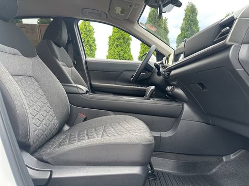 Used 2025 Nissan Kicks SV AWD/4WD image 27